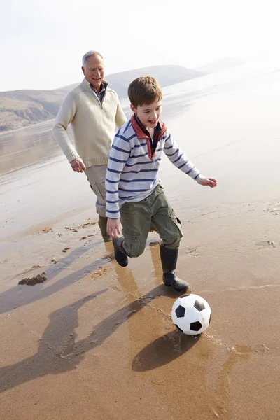 Farfar och sonson spela fotboll — Stockfoto