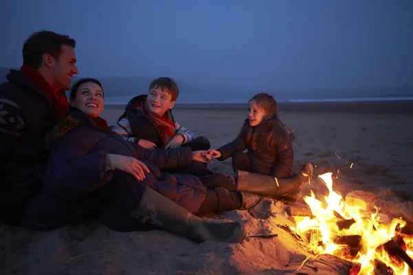 Family Sitting By Fire — Stock Photo, Image