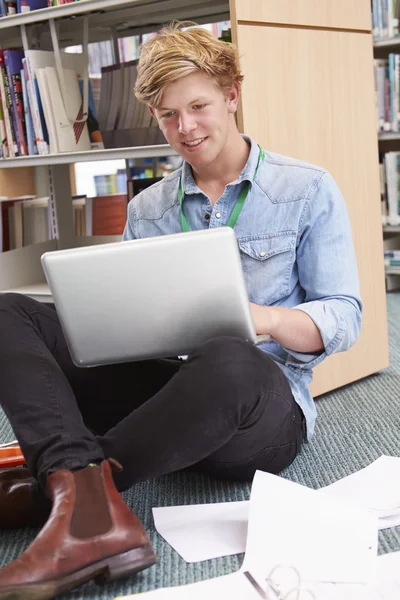 Studente maschio che studia con il computer portatile — Foto Stock