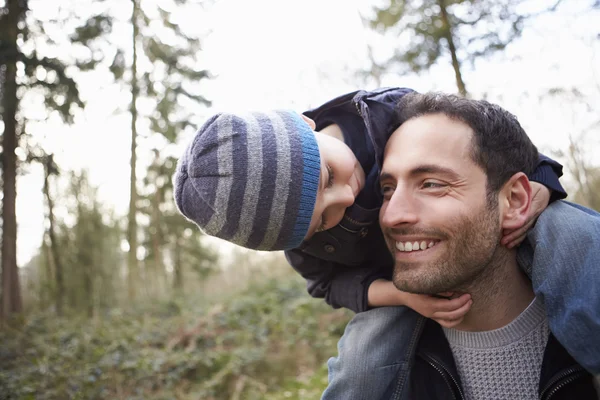 Omuzlarında taşıyan oğlu baba — Stok fotoğraf