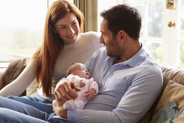 Moeder en vader met pasgeboren — Stockfoto