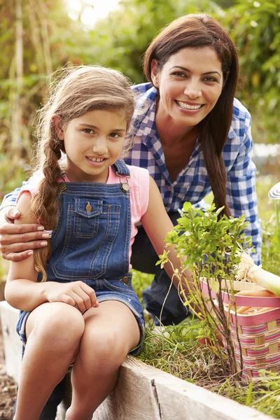 Mother And Daughter Working On Allotment — Stock Photo, Image