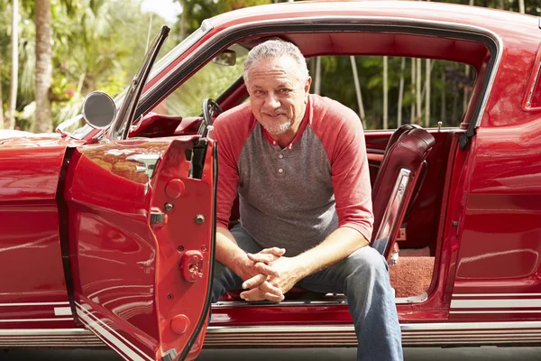 Uomo anziano in auto d'epoca — Foto Stock