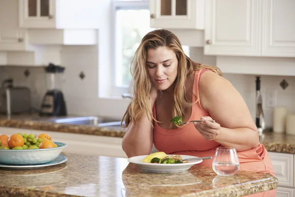 Mujer con sobrepeso comiendo comida saludable —  Fotos de Stock