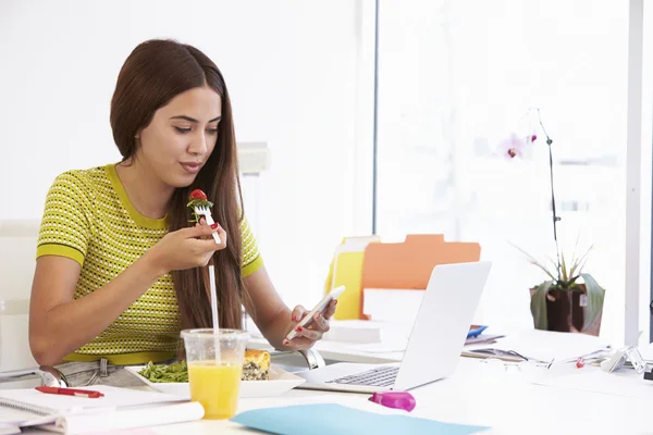 Frau arbeitet im Designstudio — Stockfoto