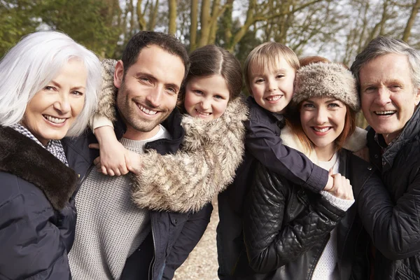 Multi-generatie familie op loopafstand — Stockfoto