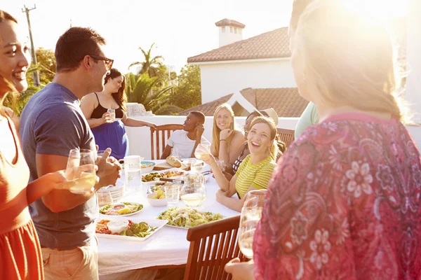 Personas disfrutando de la comida al aire libre —  Fotos de Stock