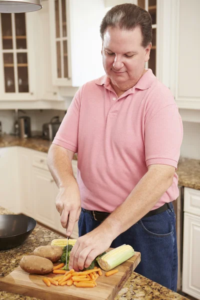 Надмірна вага Чоловік готує овочі — стокове фото