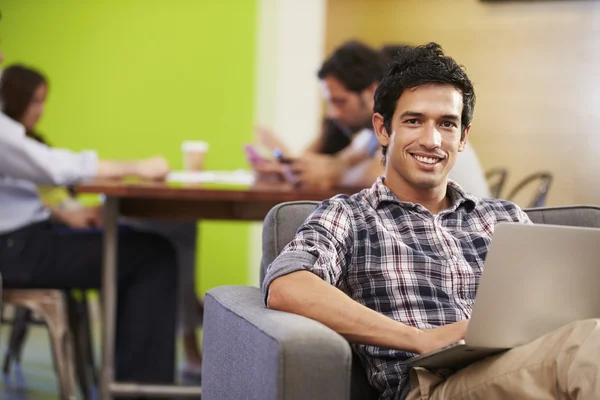 Hombre trabajando en estudio de diseño — Foto de Stock