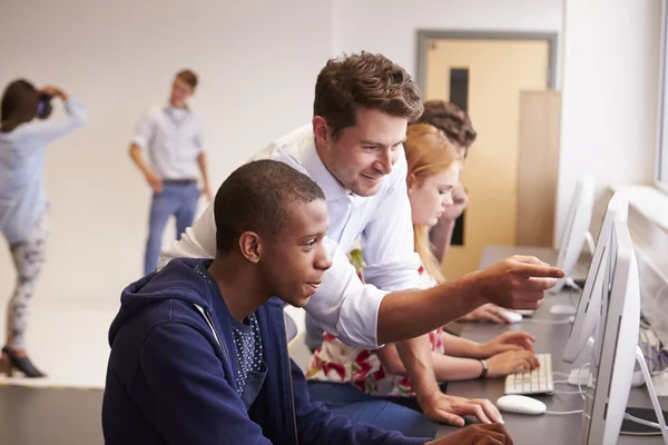 Studenten nutzen Computer — Stockfoto