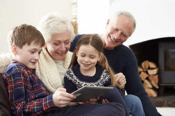 Großeltern nutzen digitales Tablet — Stockfoto