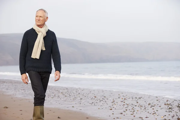 Äldre Man går på vintern Beach — Stockfoto