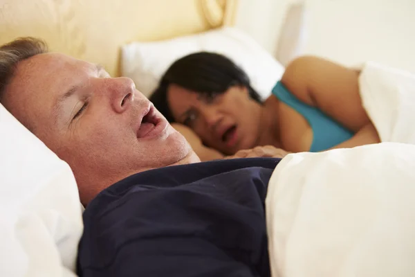 Paar in slaap. Man snurken — Stockfoto