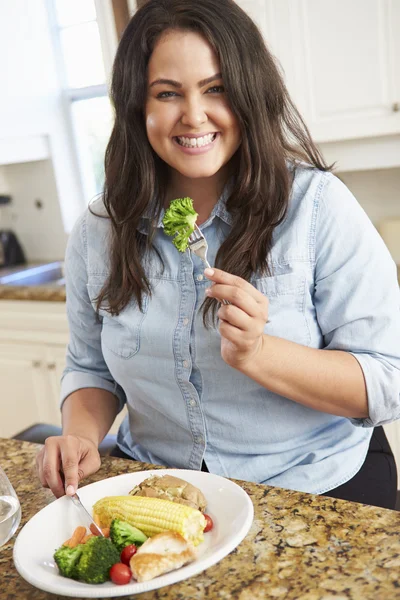 Mujer con sobrepeso comiendo comida saludable —  Fotos de Stock