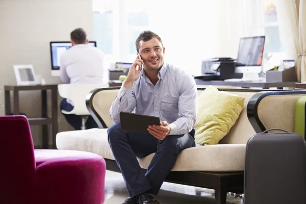 Empresario trabajando en tableta digital — Foto de Stock