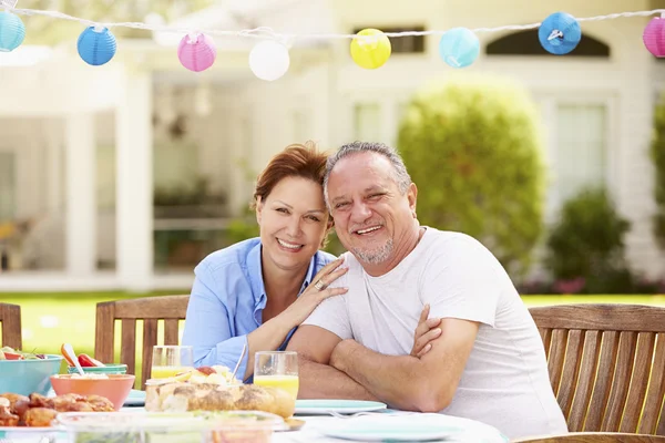 Couple de personnes âgées appréciant les repas — Photo