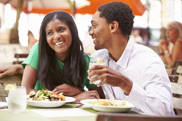 Par njuter av Lunch på restaurang — Stockfoto