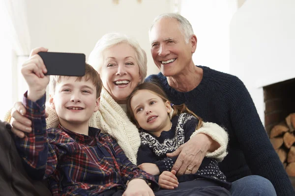 Far-och morföräldrar och barnbarn tar Selfie — Stockfoto