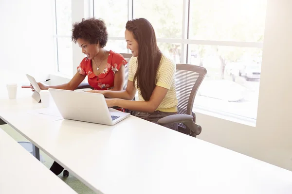 Donne che lavorano nello studio di design — Foto Stock