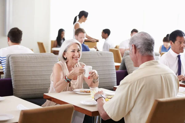 Пожилая пара наслаждается завтраком — стоковое фото