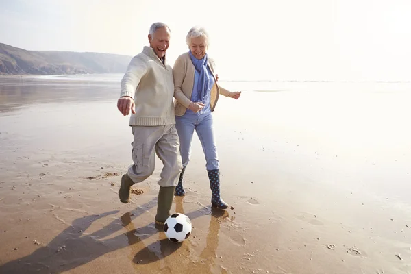 Coppia anziana giocare a calcio — Foto Stock