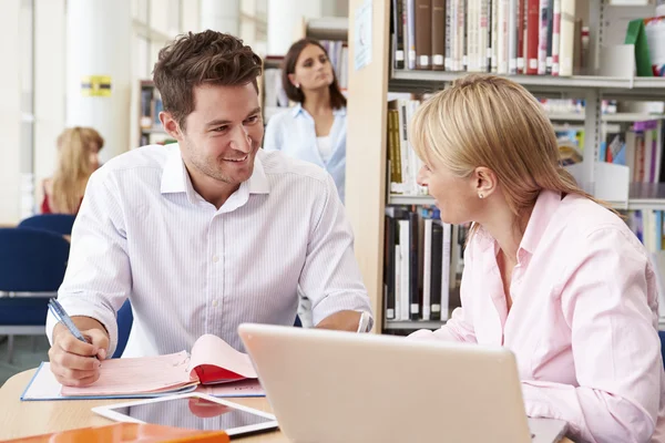 Enseignant et étudiant à la bibliothèque — Photo