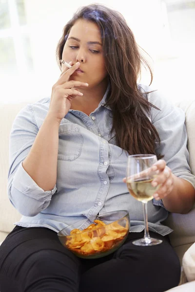 Mujer con sobrepeso comiendo patatas fritas — Foto de Stock