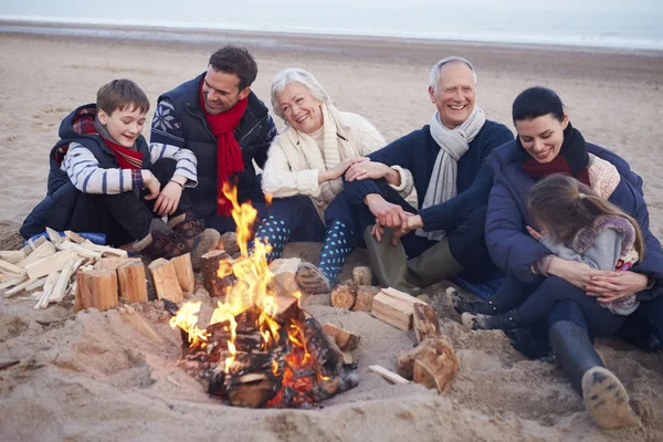 Famille multi-génération assis par le feu — Photo