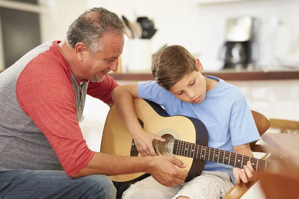 Avô e neto tocam guitarra — Fotografia de Stock