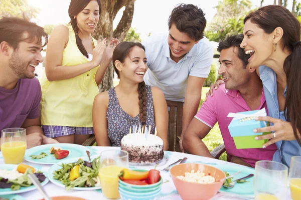 Amigos comemorando aniversário — Fotografia de Stock