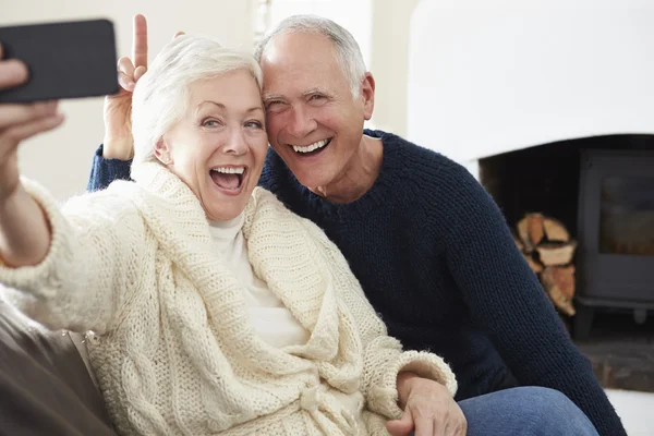 Coppia anziana prendendo selfie — Foto Stock