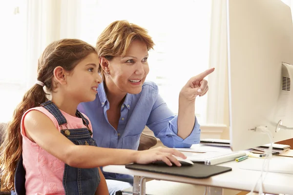 Großmutter und Enkelin benutzen Computer — Stockfoto