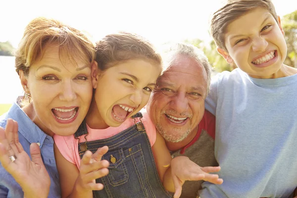 Grootouders en kleinkinderen — Stockfoto