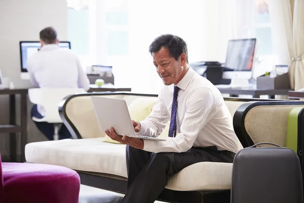 Zakenman werkt aan laptop — Stockfoto