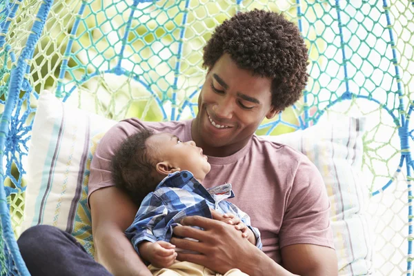 Père avec bébé fils relaxant — Photo