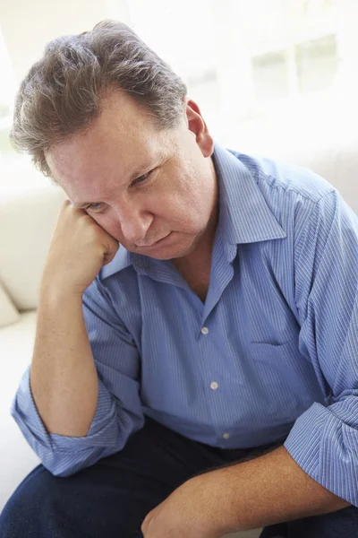 Mann sitzt auf Sofa — Stockfoto