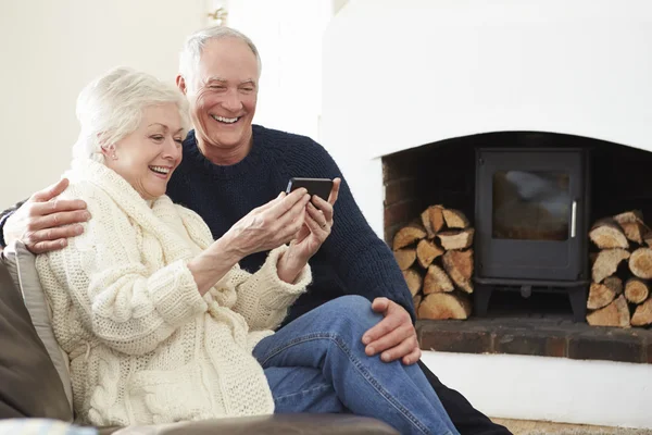 Seniorenpaar macht Selfie — Stockfoto