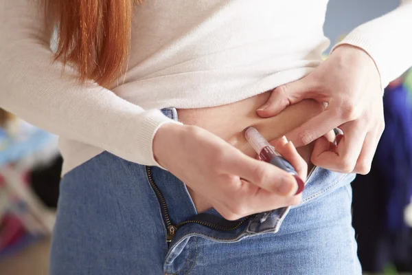 Kvinnliga diabetiker injicera — Stockfoto