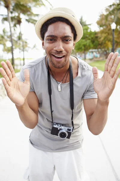 Jeune homme portant caméra — Photo