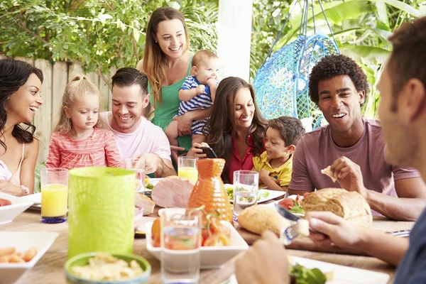 Famiglie che si godono i pasti all'aperto — Foto Stock