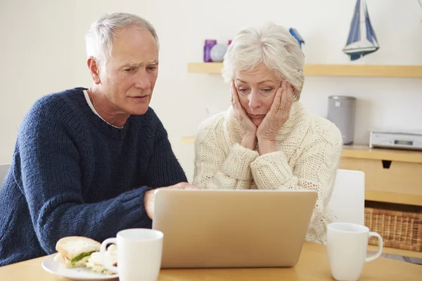 Senior Couple  Looking At Laptop — Stock Photo, Image