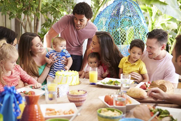 Famiglie che festeggiano il compleanno del bambino — Foto Stock