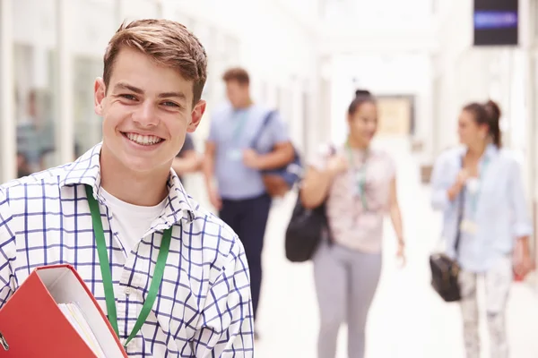 Mužské Student v chodbě — Stock fotografie