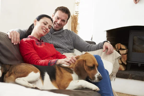 Casal relaxante com cão — Fotografia de Stock