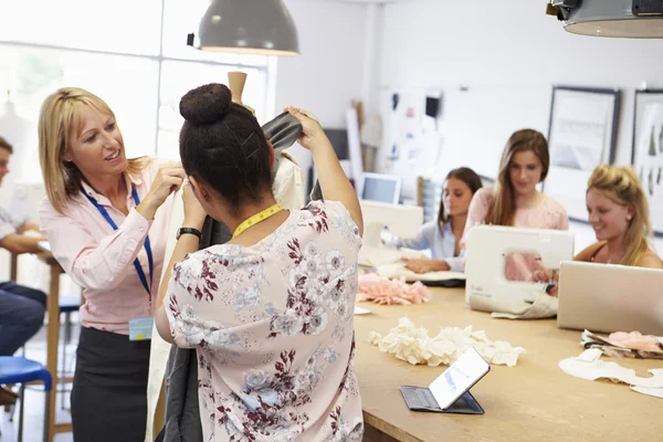 Učitelka pomáhá studentům — Stock fotografie