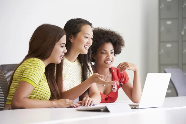 Mujeres que trabajan en el estudio de diseño — Foto de Stock