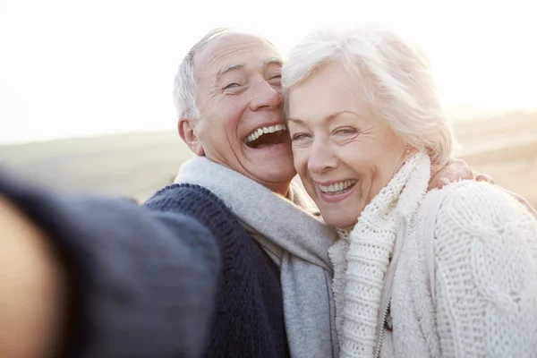 Oudere paar nemen Selfie — Stockfoto