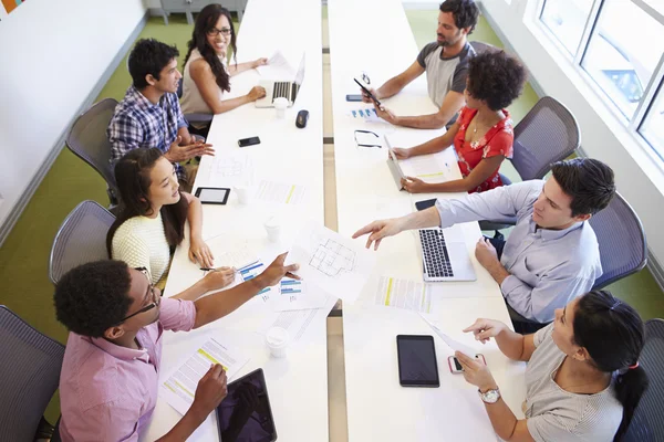 Ontwerpers bespreken nieuwe ideeën — Stockfoto