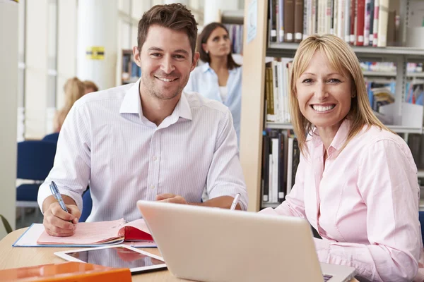 Enseignant et étudiant à la bibliothèque — Photo