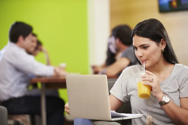 Mujer trabajando en estudio de diseño — Foto de Stock